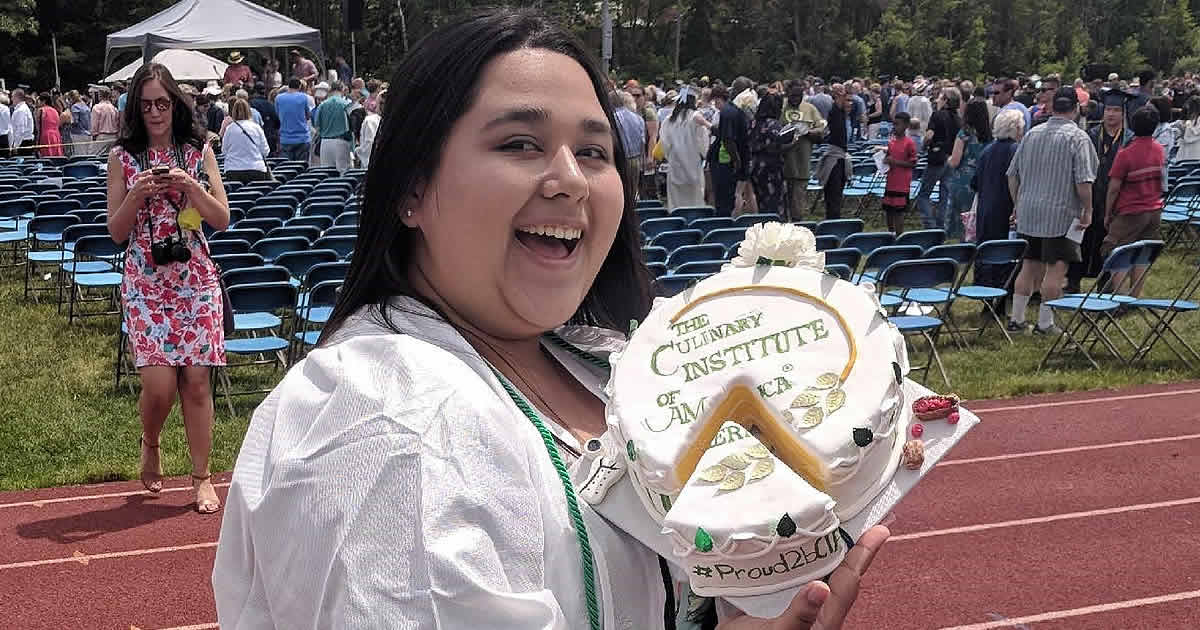 Image of Elizabeth Bennot, 2018 winner of the CIA's high school graduation cap topper contest.