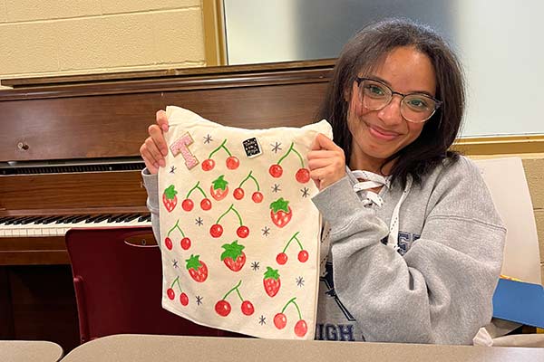 De-stress Event - Tote Decorating