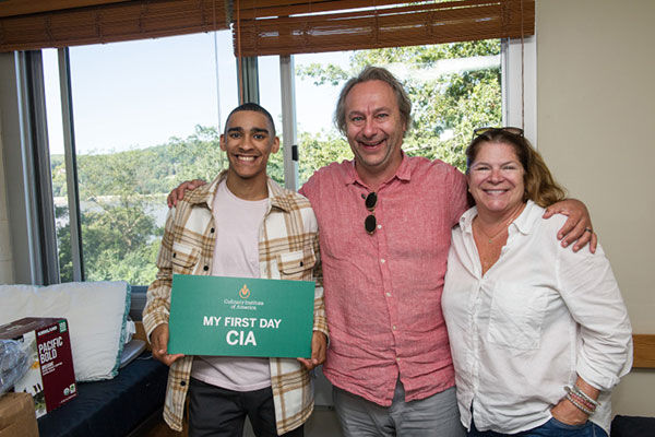 Image of new CIA student and parents during move-in day.