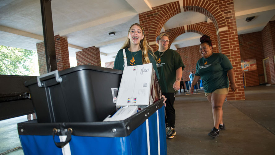 Image of CIA Welcome Team helping new students move in.